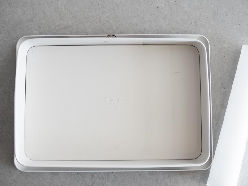 Forma prostokątna duża Dr. Oetker wyłożona papierem do pieczenia