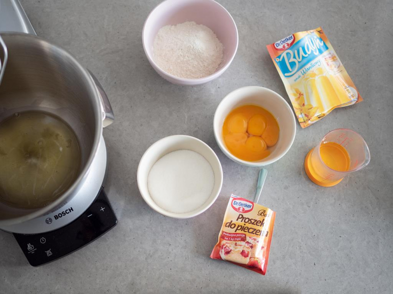 W robocie kuchennym Bosch białka, na blacie składniki na biszkopt