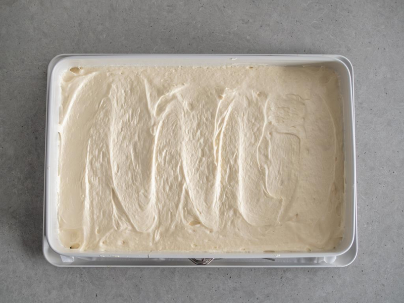 w formie Dr. Oetker z odpinanym rantem ciasto biszkoptowe przed pieczeniem