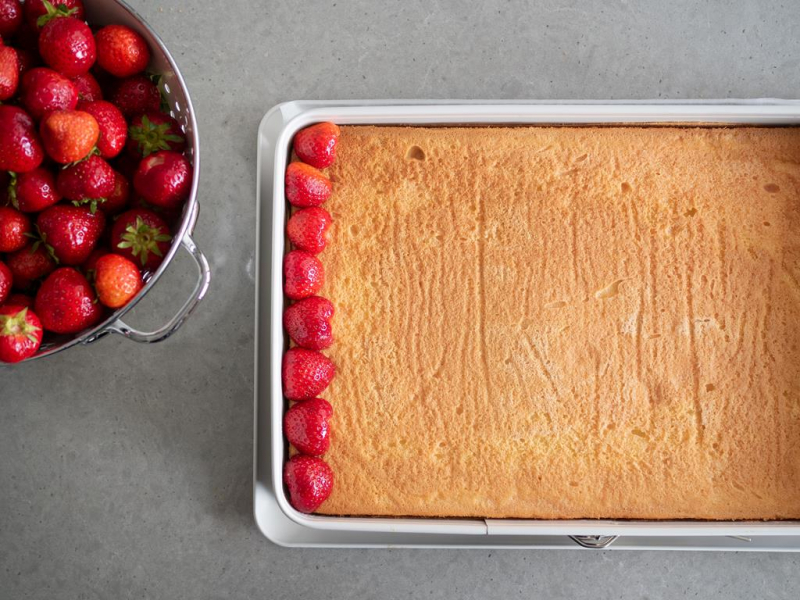 przygotowywane ciasto z galaretką truskawkową i świeżymi truskawkami