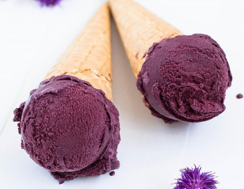 domowe lody jagodowe w wafelku