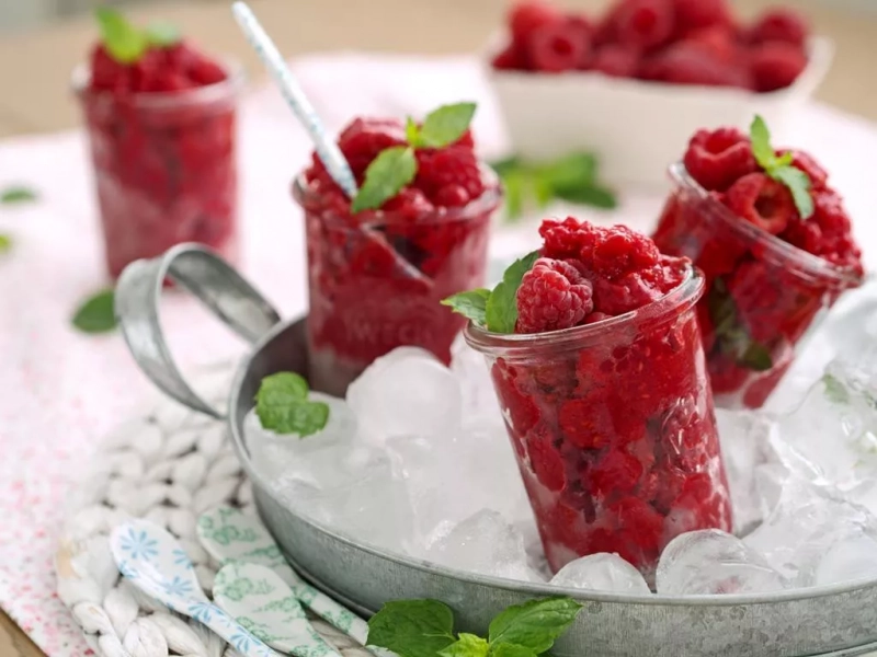 granita malinowa w szklaneczkach