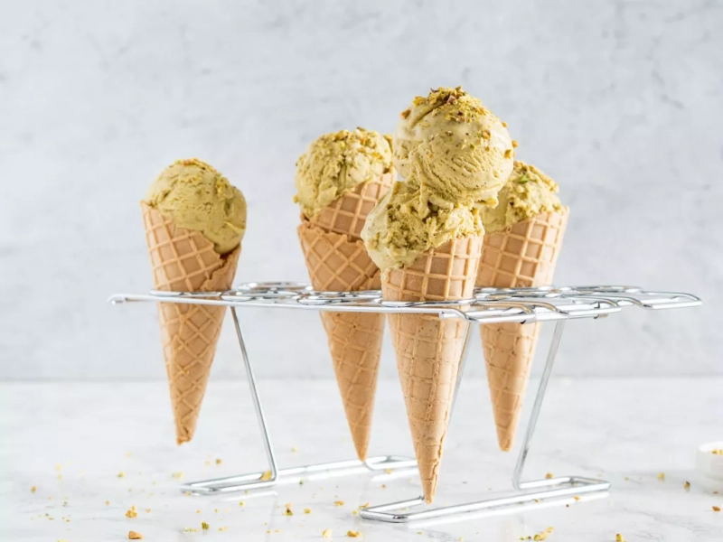lody pistacjowe w wafelku na stojaku do lodów Wilton