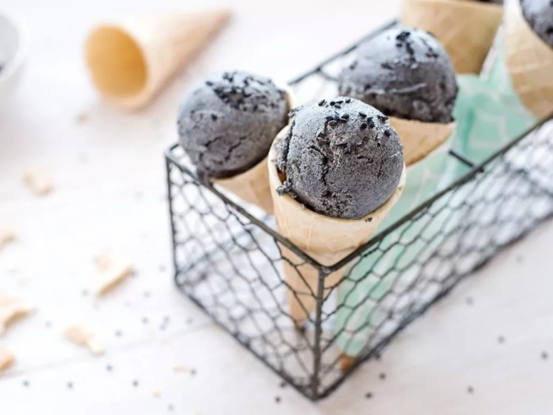 lody z czarnym sezamem