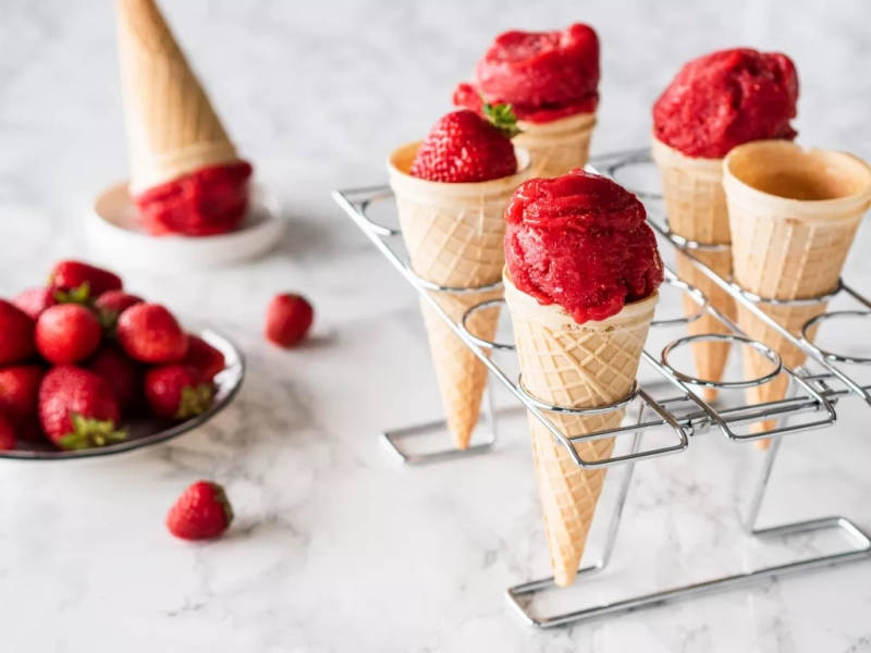 sorbet truskawkowy w wafelku