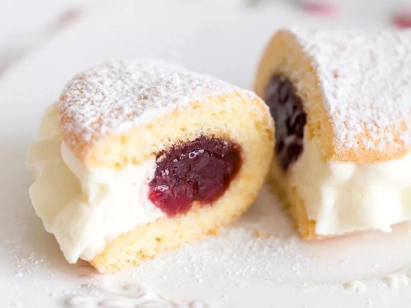 domowe omleciki z bitą śmietaną i dżemem z czarnej porzeczki