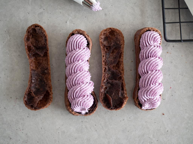 nadziane kremem eklery kakaowe