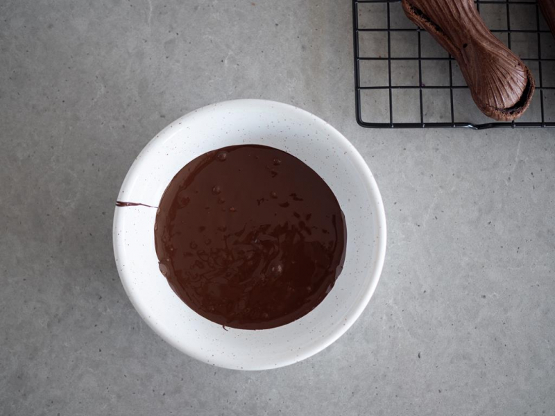 w miseczce roztopiona czekolada na polewę do eklerów