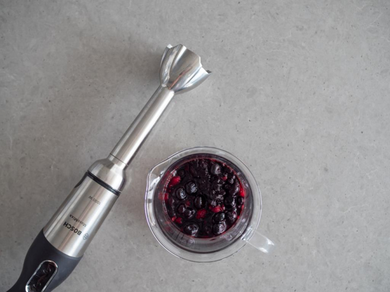 robot ręczny bosch i naczynie z owocami