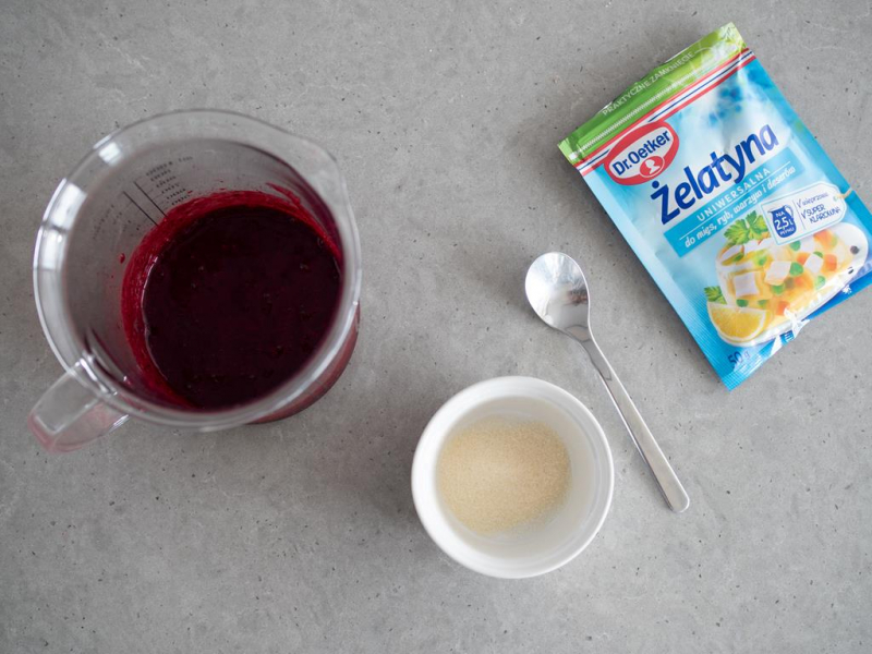 zblendowane owoce, miseczka z żelatyną uniwersalną Dr. Oetkera
