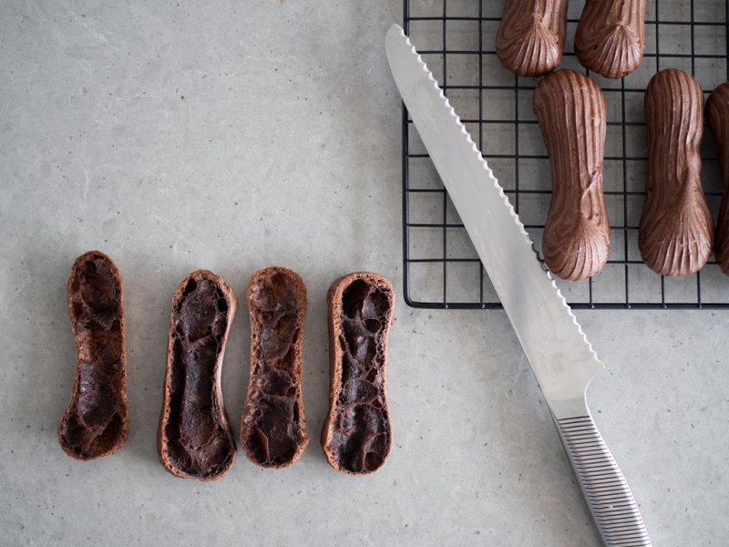 na blacie przekrojone eklerki kakaowe