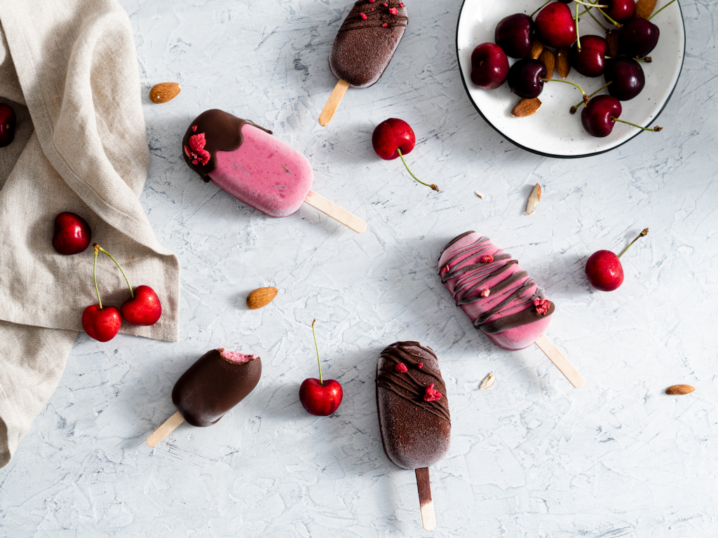 Wegańskie lody wiśniowe z czekoladą z różnymi ozdobami - Wszystkiego Słodkiego