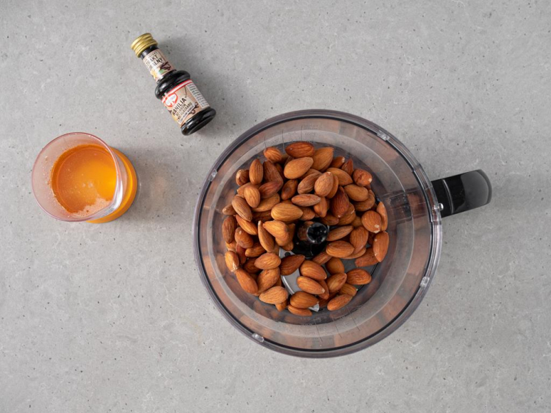 Migdały przesypane do malaksera. Obok syrop z agawy i ekstrakt z wanilii Bourbon z Madagaskaru Dr. Oetker