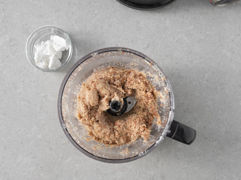 Zblendowana masa migdałowa do lodów. Obok w miseczce mleczko kokosowe.