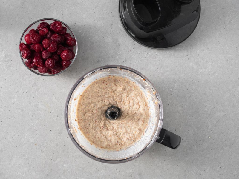 Zmiksowana z mleczkiem kokosowym masa migdałowa. Obok wiśnie mrożone w miseczce.