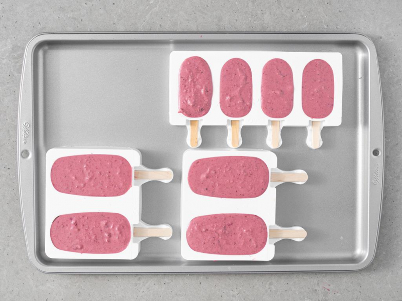 Masa do lodów przełożona do silikonowych form do lodów Silikomart.