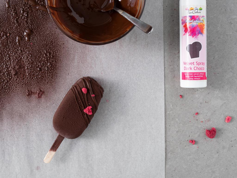 Wiśniowe lody z czekoladą, pokryte zamszem w sprayu,