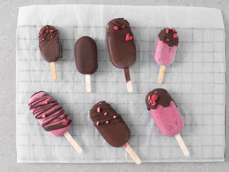 Gotowe wegańskie lody wiśniowe z czekoladą.