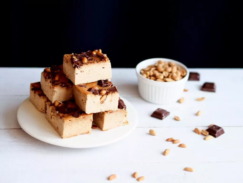 sernik z masłem orzechowym