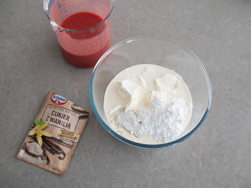 w szklanej misce śmietanka, mascarpone i cukier z wanilią