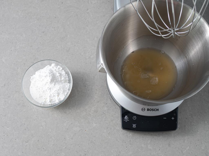 Aquafaba w misie. Obok cukier puder z cukrem.