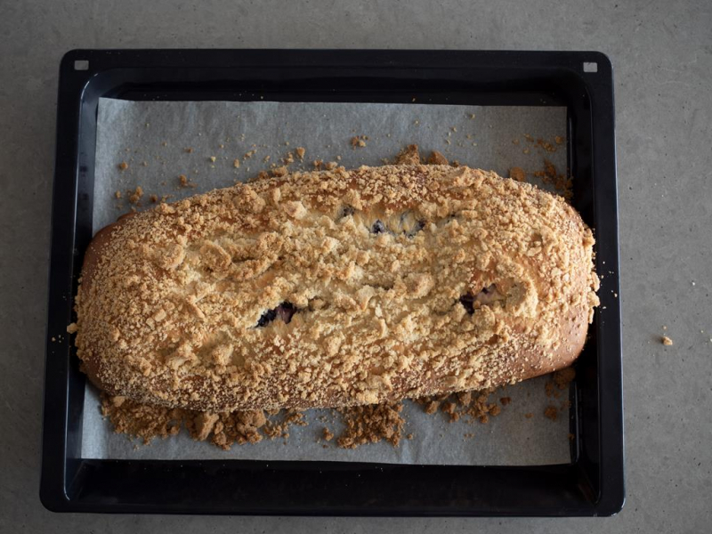 upieczona strucla z jagodami i kruszonką