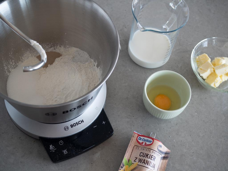w misce suche składniki na drożdżową srtucle