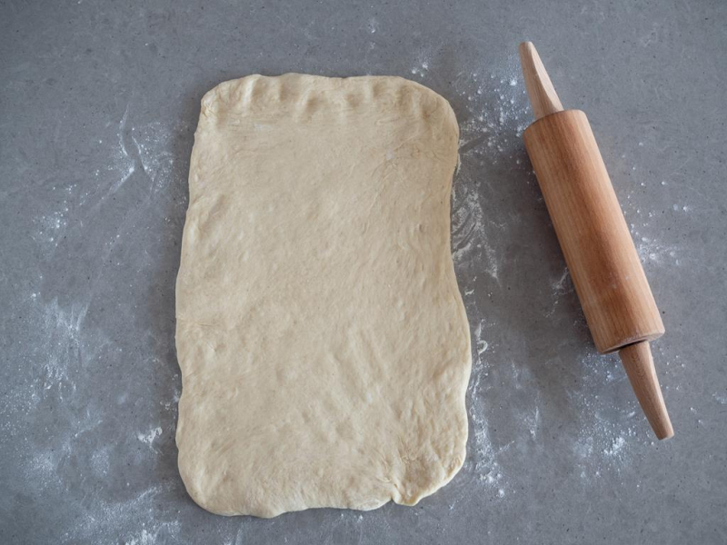 rozwałkowane ciasto drożdżowe na strucle z jagodami