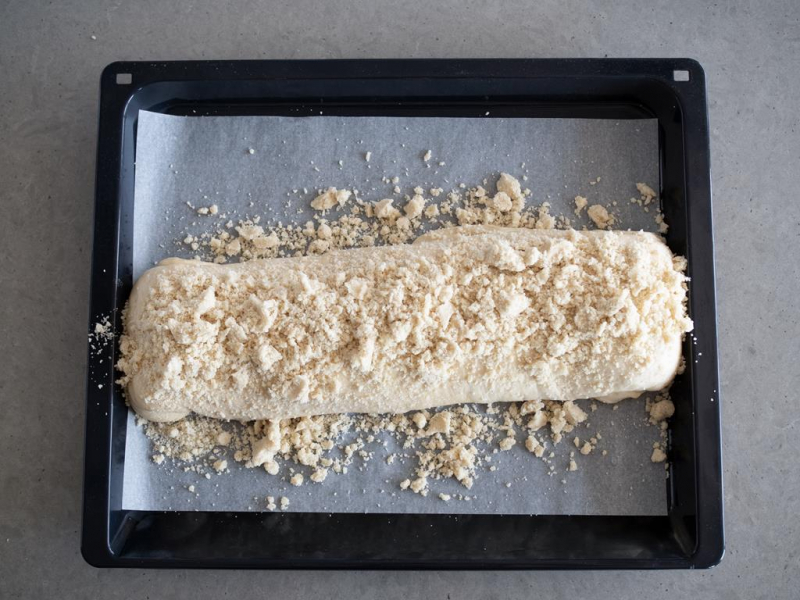 strucla z jagodami i kruszonką przed pieczeniem