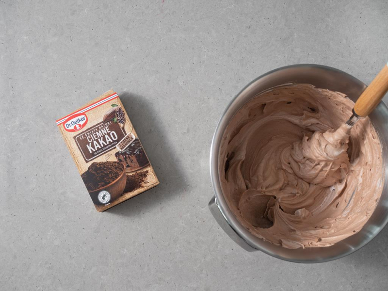 Przygotowanie kremu czekoladowego do tortu.