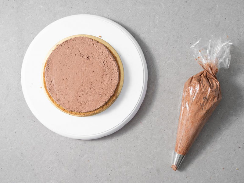 Nakładanie kremu czekoladowego na blat