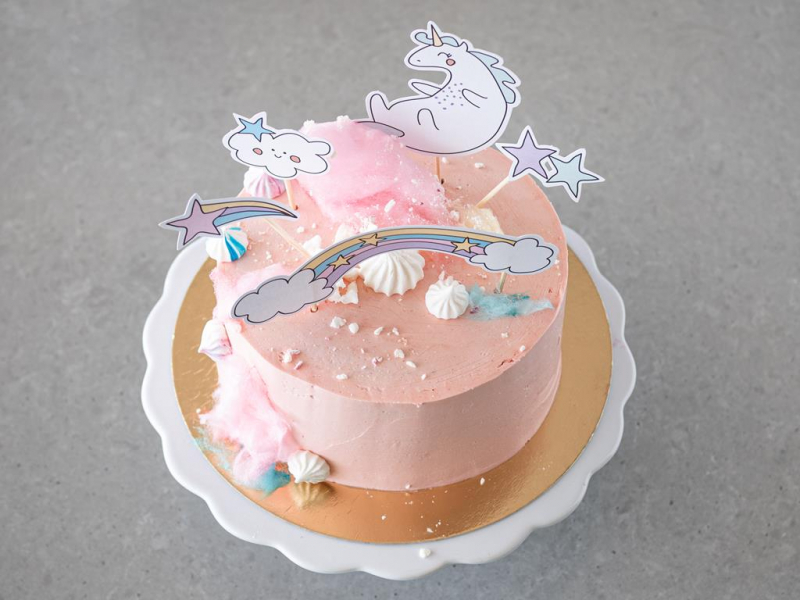 Tort udekorowany bezikami, watą cukrową  toperami jednorożec.