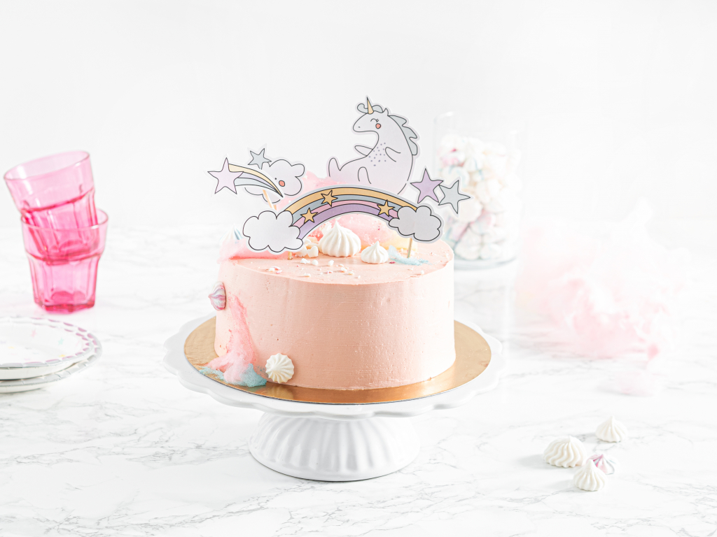 Tort z jednorożcem z wegańskimi, kolorowymi bezikami, watą cukrową i topperami unicorn - Wszystkiego Słodkiego