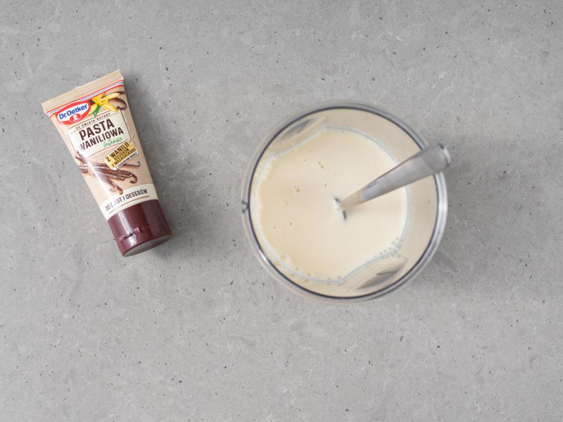 W pojemniku napój sojowy z octem. Obok pasta waniliowa 50 g Dr. Oetkera.