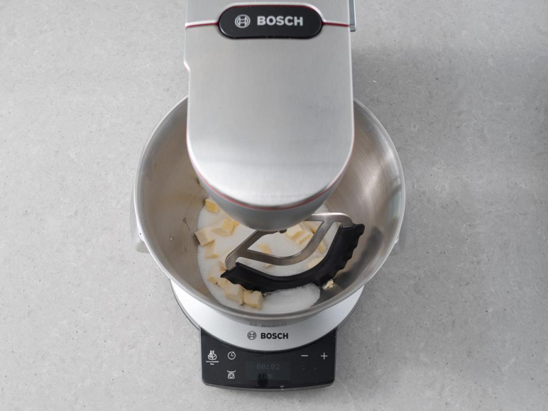 Ucieranie miękkiej margaryny z cukrem w robocie kuchennym Bosch.