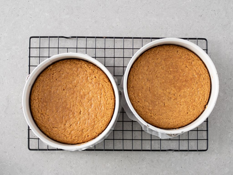 Upieczone blaty do tortu z jednorożcem.