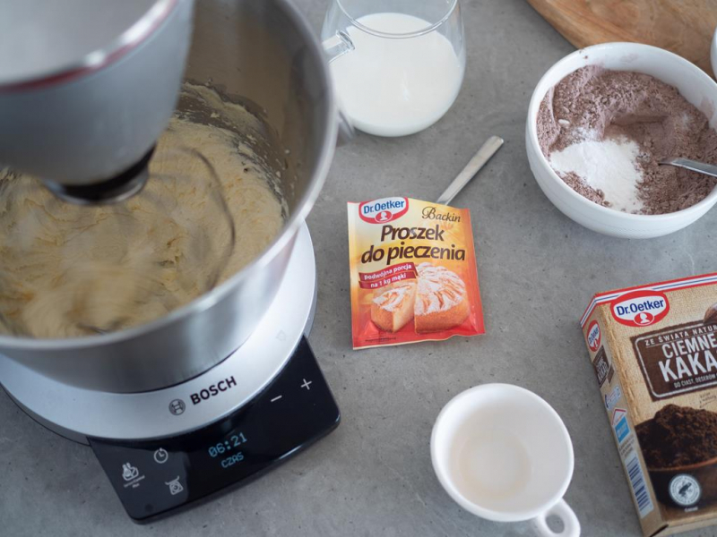na blacie kuchennym proszek do pieczenia i kakao Dr. Oetkera