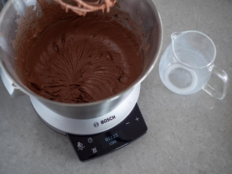 w misie robota kuchennego bosch przygotowane ciasto na ciemne babeczki
