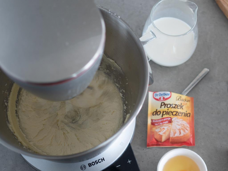 w misie miksera bosch ucierane masło lurpak obok proszek do pieczenia Dr. Oetkera