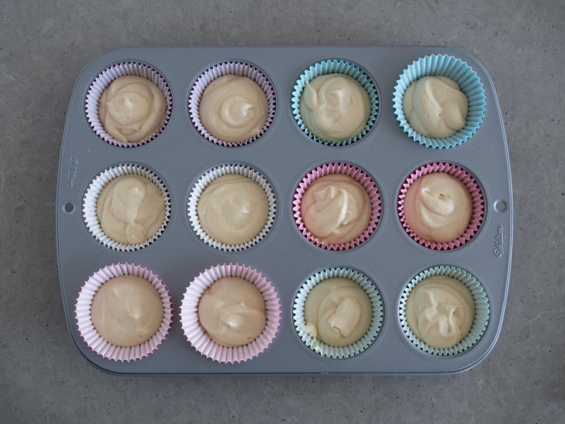 W blaszce do pieczenia babeczek waniliowe babeczki