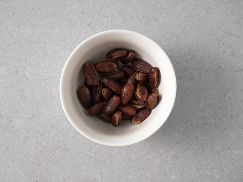 Namoczone daktyle w misce.