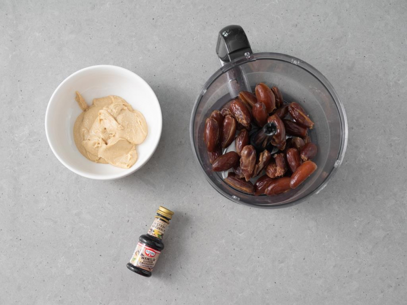 Daktyle przełożone do misy malaksera. Obok w miseczce masło orzechowe z solą i ekstrakt z wanilii Dr. Oetkera.