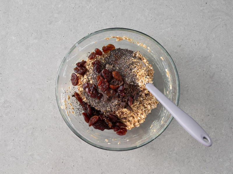 W misie składniki na batony owsiane z acerolą.