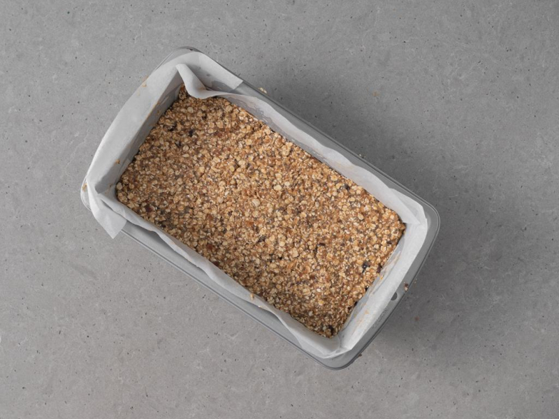 Masa na batony przełożona do keksówki.