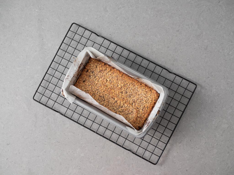 Upieczona masa na batony.