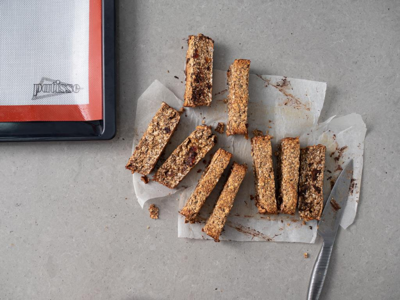 Pokrojona masa na batoniki.