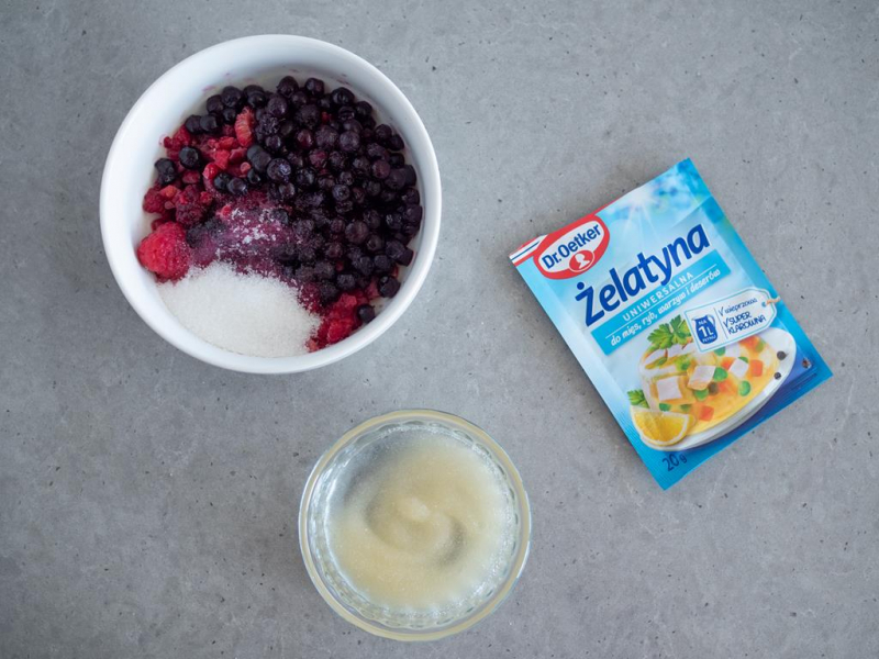 owoce leśne oraz żelatyna uniwersalna dr. oetker