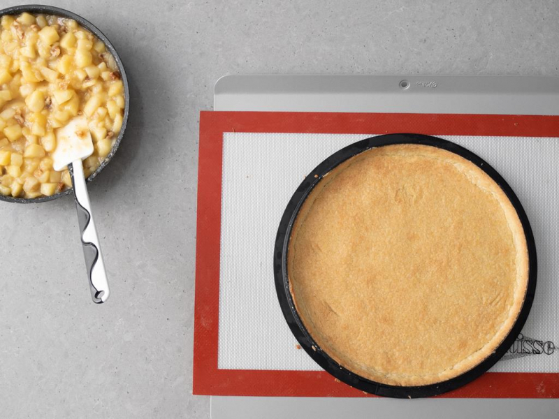 Upieczony sp贸d do tarty. Obok podpra偶one jab艂ka z karmelem.