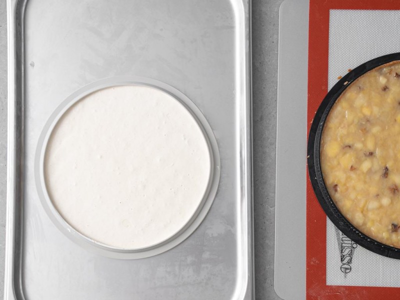 Wega艅ska masa 艣mietankowa prze艂o偶ona do formy silikonowej. Obok  wy艂o偶ona masa jab艂kowa na tart臋.