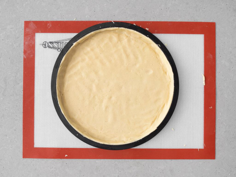 Wega艅skie ciasto wy艂o偶one w rancie cukierniczym.